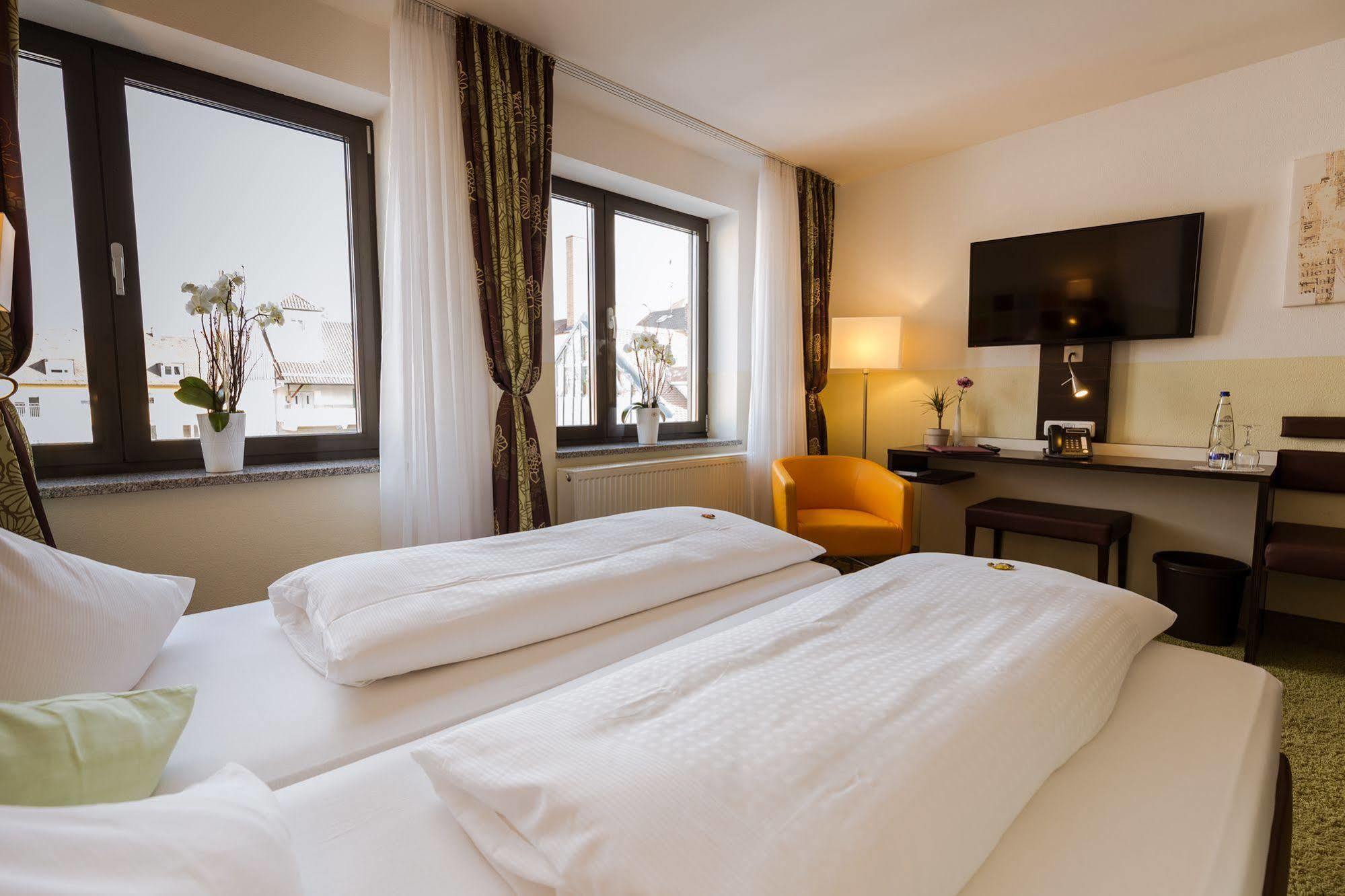 Hotel Arooma Эрдинг Экстерьер фото